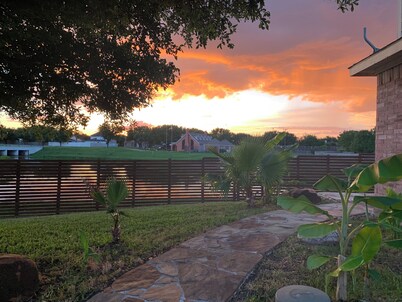 Charming Pond Villa 3-bedroom 2 Bath house DFW