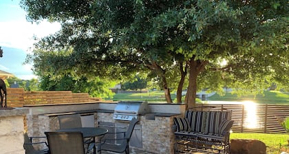 Charming Pond Villa 3-bedroom 2 Bath house DFW