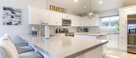 Kühlschrank, Mikrowelle, Herdplatte, Geschirrspüler