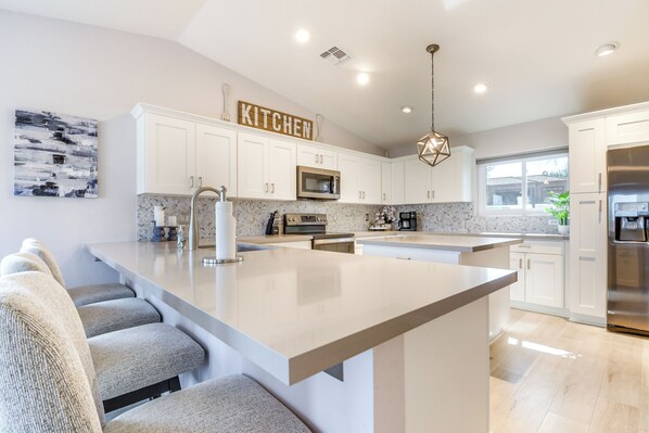 Fridge, microwave, stovetop, dishwasher