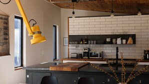 Wasserkocher mit Kaffee-/Teezubehör, Kühlschrank, Mikrowelle, Ofen