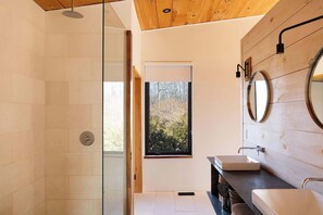 Dusj, hårføner og håndklær