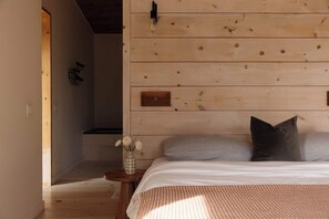 3 bedrooms, desk, iron/ironing board, WiFi