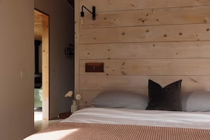 3 bedrooms, desk, iron/ironing board, WiFi