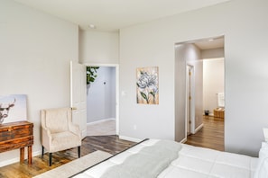 4 bedrooms, iron/ironing board, travel cot, Internet - 8 Mi to Beach Park: Bakersfield Gem w/ Yard! (Bakersfield)