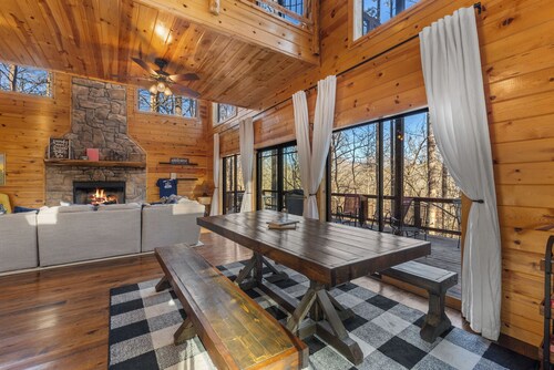 Spacious, 3 Bedroom Cabin, Prime Location, Hot Tub, Theater, Game Room