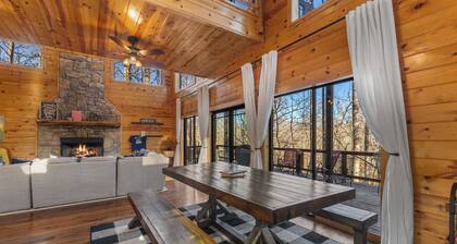 Spacious, 3 Bedroom Cabin, Prime Location, Hot Tub, Theater, Game Room