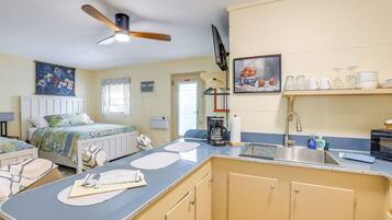 KylskÄp, mikrovÄgsugn, spishÀll och kaffe- och tebryggare