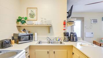 KylskÄp, mikrovÄgsugn, spishÀll och kaffe- och tebryggare