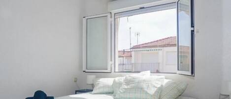 3 bedrooms, iron/ironing board, internet