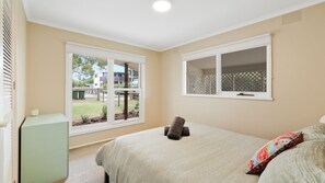 3 bedrooms, iron/ironing board, internet