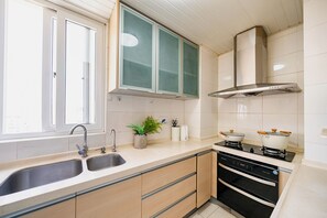 Comfort Apartment, Multiple Beds, Non Smoking, City View | Private kitchen | Fridge, microwave, stovetop, cookware/dishes/utensils