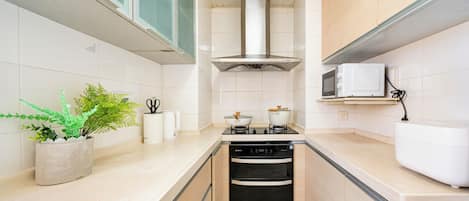 Comfort Apartment, Multiple Beds, Non Smoking, City View | Private kitchen | Fridge, microwave, stovetop, cookware/dishes/utensils