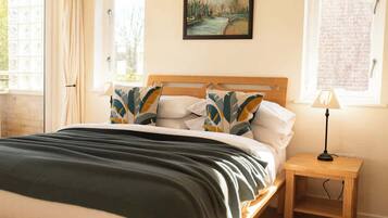 3 soverom, skrivebord, strykejern/-brett og reiseseng for barn