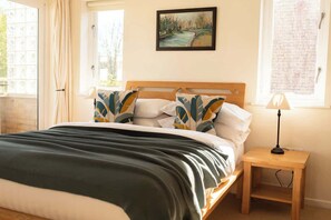 3 室のベッドルーム、デスク、アイロン / アイロン台、旅行用ベビーベッド