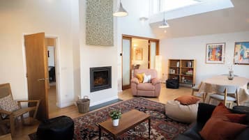 Una televisión, una oficina