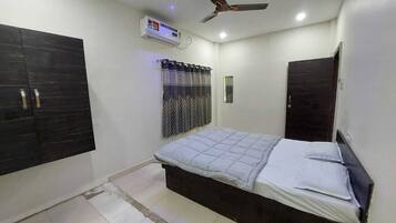 5 bedrooms, iron/ironing board, WiFi