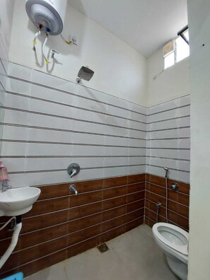 Shower, towels, shampoo, toilet paper