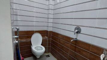 Shower, towels, shampoo, toilet paper