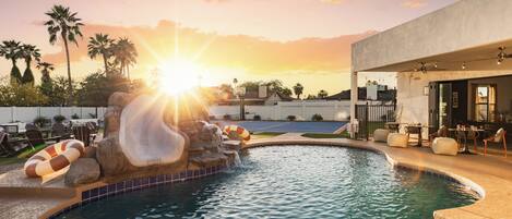 Alberca al aire libre y alberca climatizada