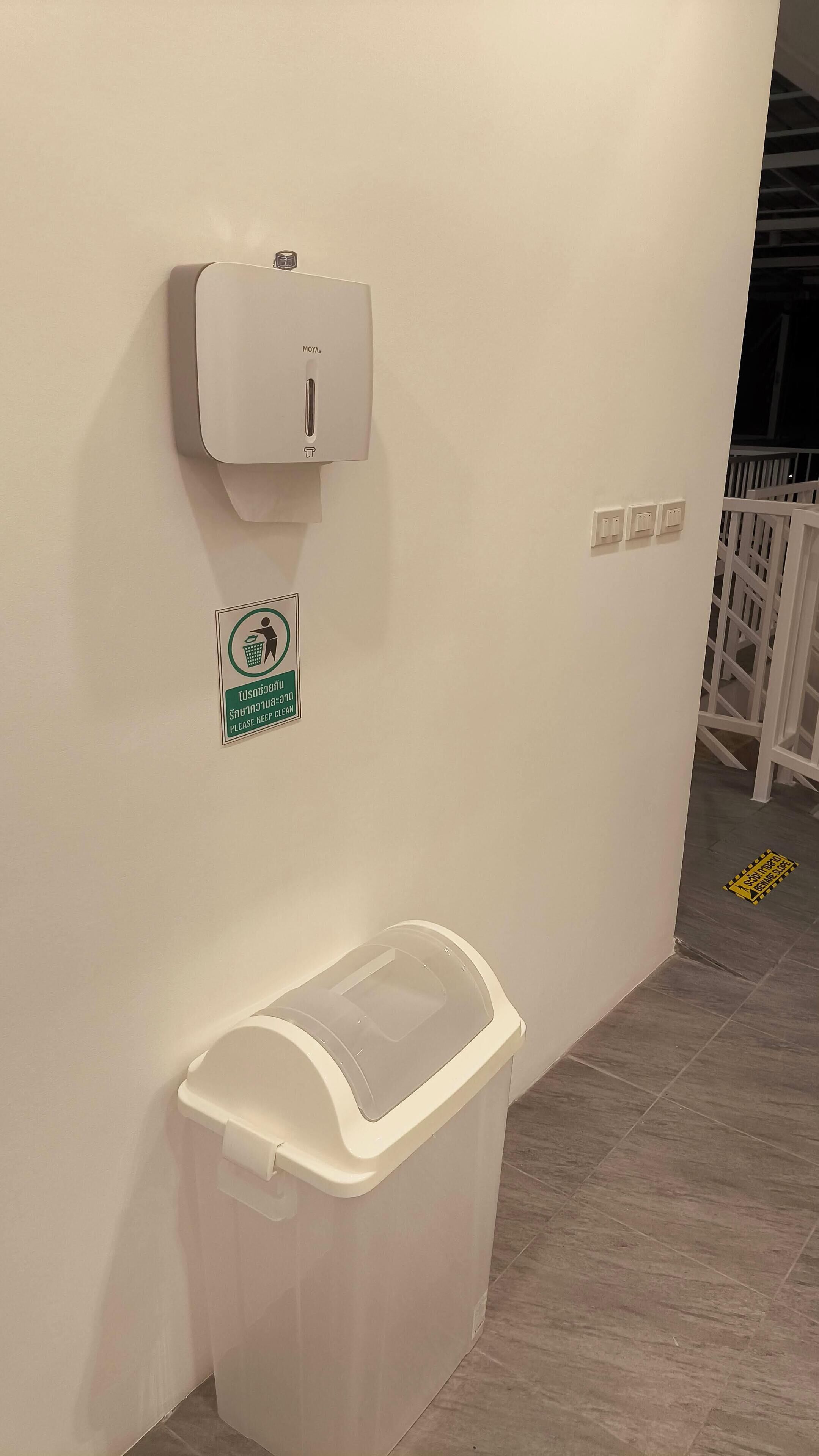 Des toilettes équipées d’un distributeur de gel hydroalcoolique, d’une poubelle et d’un panneau indiquant qu’il faut maintenir la propreté des lieux.