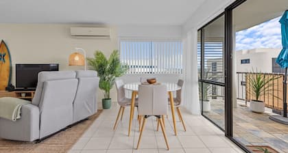 Bright 2-Bed Top-Floor Flat Near Moffat Beach
