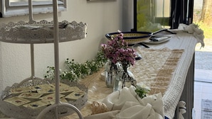 A neatly arranged table with a decorative tray, a vase with flowers, and a bowl. - Country House / Farm House in Vecchiano-nodica with 1 bedrooms sleeps 3 (Vecchiano-nodica)