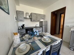 Geladeira, fogão, cooktop, cafeteira/chaleira