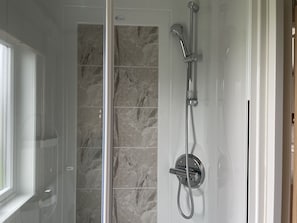 Dusche, Haartrockner, HandtĂŒcher, Seife