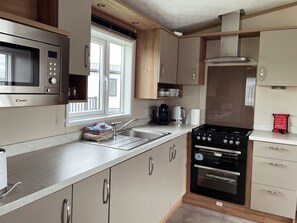 Geladeira, micro-ondas, fogão, cafeteira/chaleira