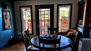 Un comedor con una mesa redonda, sillas y vistas a un patio exterior.