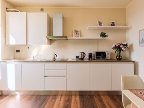 ثلاجة، ميكروويف، غسالة أطباق، مستلزمات طهي/أطباق/أوعية