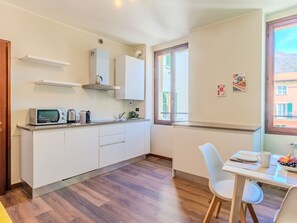 Fridge, microwave, dishwasher, cookware/dishes/utensils