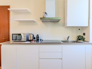 Fridge, microwave, dishwasher, cookware/dishes/utensils