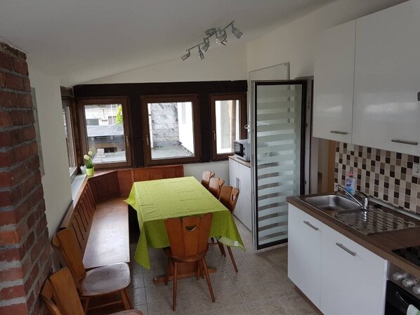 Micro-ondes, four, plaque de cuisson, lave-vaisselle