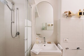 Dusche, umweltfreundliche Kosmetikartikel, Haartrockner, Bidet