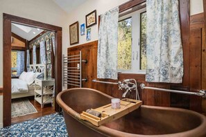 Dusj, hårføner og håndklær