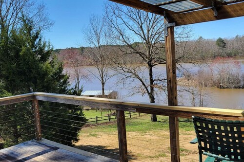 Wild and Free: Lakefront Oasis on Great Creek!