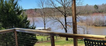 Wild and Free: Lakefront Oasis on Great Creek!