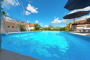 Hồ bơi ngoài trời phục vụ theo mùa, ghế dài tắm nắng