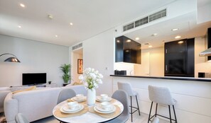 Appartement Deluxe, vue ville | Restauration dans la chambre