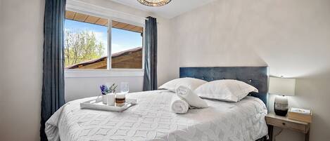 4 slaapkamers, een bureau, een strijkplank/strijkijzer, reisbedje