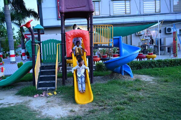 Un parque infantil con toboganes y estructuras para escalar.