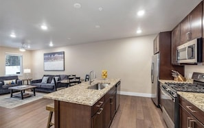 Fridge, microwave, oven, stovetop - 1-bedroom Luxury Ski Retreat in the Heart of Keystone with free electric charger (Keystone)