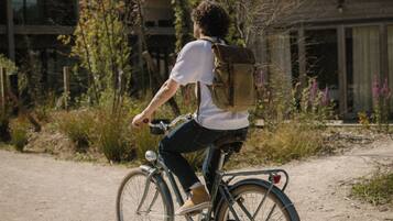 Una persona pedaleando una bicicleta por un sendero de tierra.