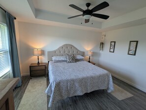 3 bedrooms, iron/ironing board, travel cot, free WiFi - Ashwood Gables: A Taste of Home. Full Fence, (Springfield)