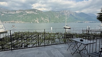 Habitación Confort doble, vistas al lago | Terraza o patio