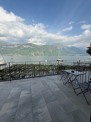 Chambre Confort double, vue sur le lac | Terrasse/patio