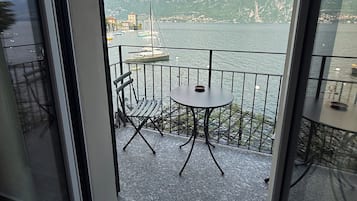 Comfort-Doppelzimmer, Seeblick | Terrasse/Patio