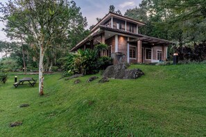 Standard Villa, Garden View | Free WiFi - Lingga Garden House (Cisarua)